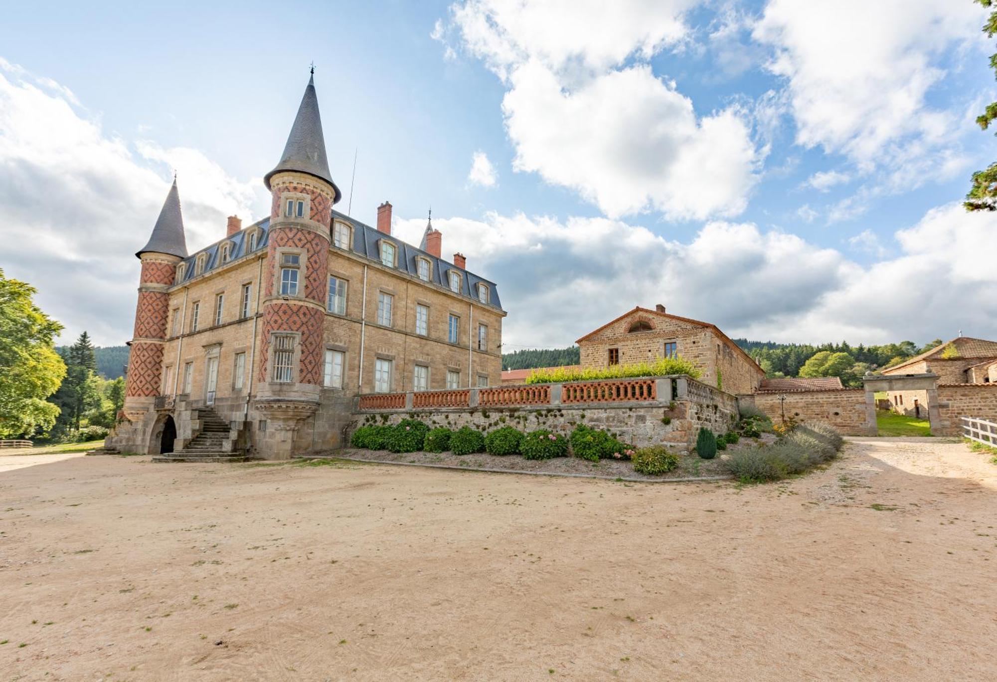 Domaine Et Chateau De Valinches Marols Экстерьер фото