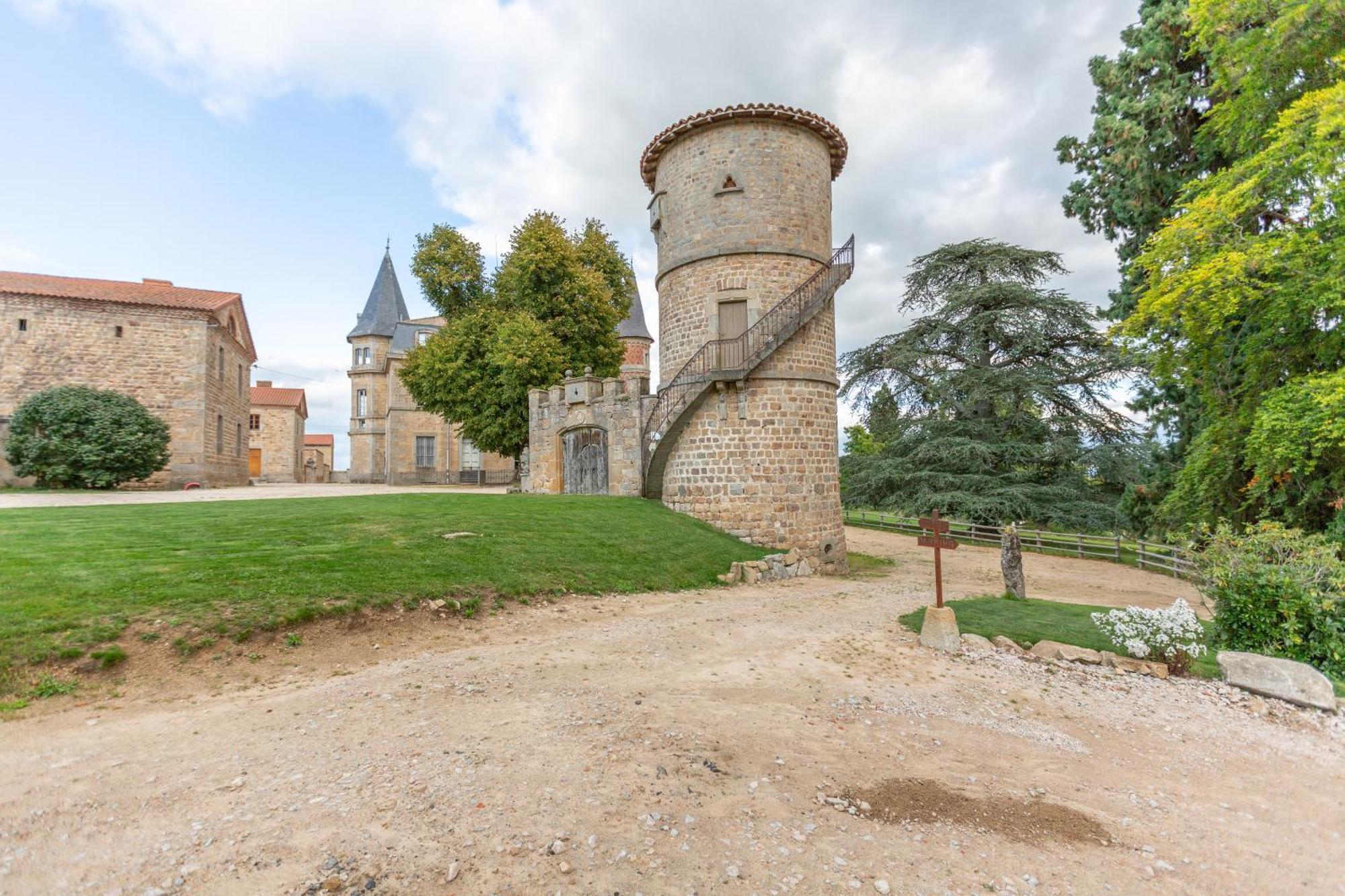 Domaine Et Chateau De Valinches Marols Экстерьер фото