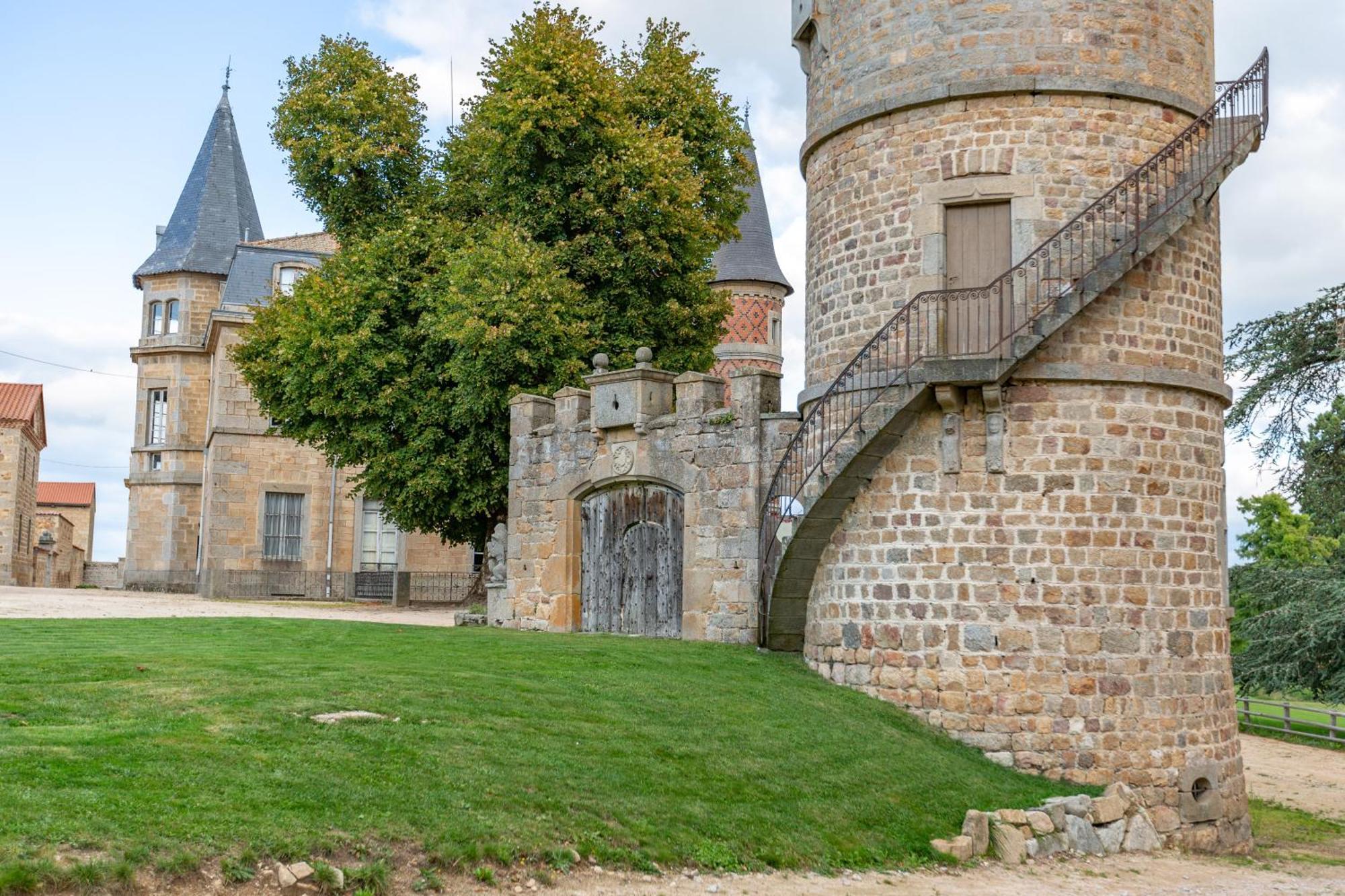 Domaine Et Chateau De Valinches Marols Экстерьер фото